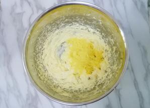 把过筛好的蛋黄倒进打发的黄油中