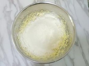 把低粉和玉米淀粉混合均匀，过筛到打发的黄油中