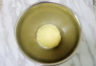 然后揉成面团，揉好的面团应该偏干，但是不因为干而散开