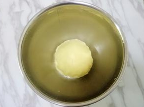 然后揉成面团，揉好的面团应该偏干，但是不因为干而散开