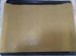 在烤盘上铺一层油纸