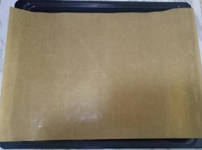 在烤盘上铺一层油纸