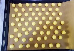 冷藏好的面团分成小剂子，揉成小球，放在烤盘上，依次完成