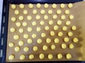 冷藏好的面团分成小剂子，揉成小球，放在烤盘上，依次完成