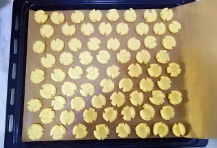 用大拇指按扁，会出现自然的裂纹