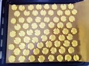 用大拇指按扁，会出现自然的裂纹