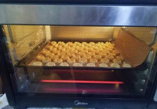 烤箱预热，160度烘烤15分钟