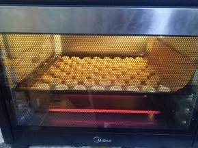 烤箱预热，160度烘烤15分钟