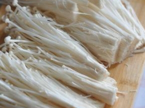 金针菇洗净去根，切成片状。