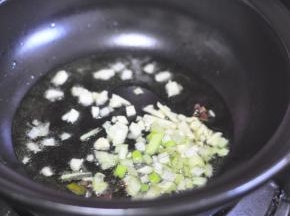 砂锅里倒入油，放入葱和蒜炸香。