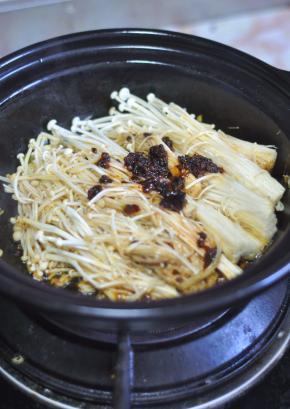 金针菇上面再放一些麻辣烫底料搅匀。