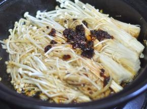 金针菇上面再放一些麻辣烫底料搅匀。