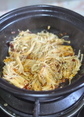 盖上锅盖焖几分钟，让金针菇变软。