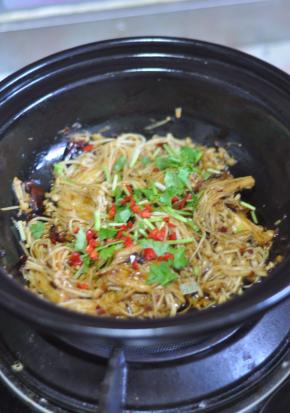 搅匀后收完汤汁，加入红椒粒和香菜。