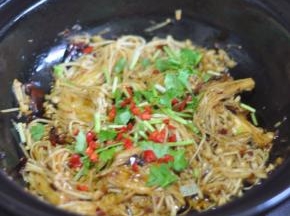 搅匀后收完汤汁，加入红椒粒和香菜。