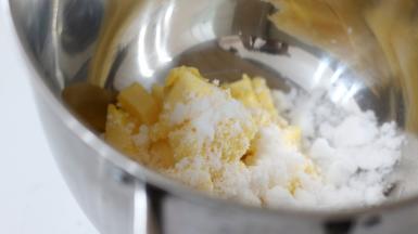 黄油软化后加入砂糖高速打发