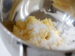 黄油软化后加入砂糖高速打发