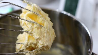 黄油体积膨大颜色发白