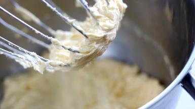 少量多次加入全蛋液，每次混合均匀后加入下一次。直至完全混合打发均匀。