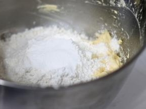 加入过筛后的低筋面粉和泡打粉。（如果不想加泡打粉，就要确保黄油打发彻底，依靠打发的黄油和全蛋液也可以膨胀）