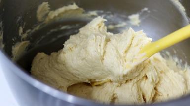 粉类翻拌混合均匀。不要过度混合防止起筋