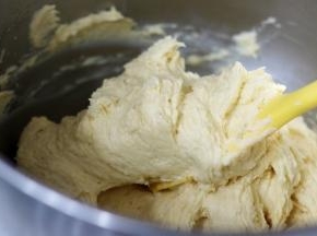 粉类翻拌混合均匀。不要过度混合防止起筋