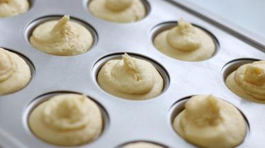 挤入模具中，像图中这样，挤得高一些，要有这种高处的小揪揪，才好膨胀满模