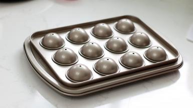 对齐盖好另外一半模具。放入预热好的烤箱，180℃  15-20分钟