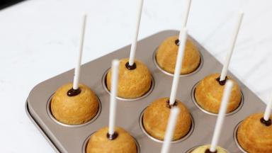 隔45℃热水融化黑巧克力，纸棒沾一些插入烤好的蛋糕体后放入冰箱冷冻越约15分钟。纯可可脂白巧克力的调温比较难，实在操作不来就用代可可脂吧。