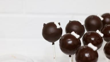 巧克力液一定要多融一些。能够让蛋糕体整个浸没进去。冷冻后的蛋糕体会很好裹巧克力。浸好巧克力液之后滚动几圈磕去多余的巧克力，用装饰糖装饰