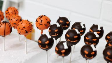 小恶魔的角部分，用耐高温巧克力豆趁着巧克力液没有完全凝固粘上就可以了~画上眼睛和嘴。