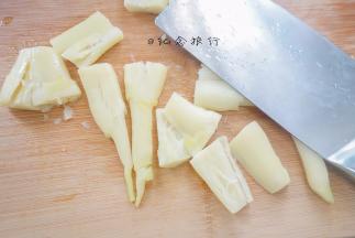 拿出来用刀拍扁 这样做是为了更入味