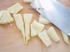 拿出来用刀拍扁 这样做是为了更入味