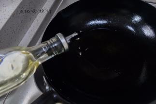 	锅烧热倒入油烧热冒烟