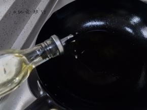 	锅烧热倒入油烧热冒烟