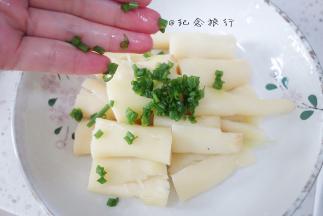 葱花切碎放入盘子里