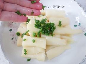 葱花切碎放入盘子里