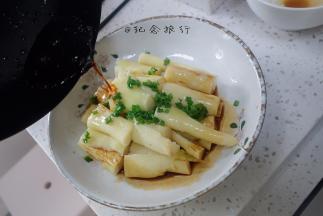 	将料汁淋在茭白上 就完成啦