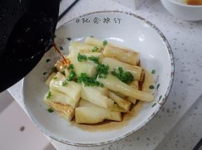 	将料汁淋在茭白上 就完成啦
