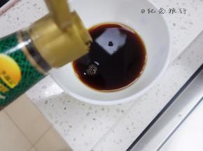 调酱汁：料酒：蒸鱼豉油1:1混合好 放入油余温的锅里 将料汁加热后倒入茭白内