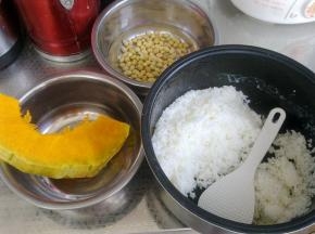 准备好食材，黄豆浸泡3小时以上。