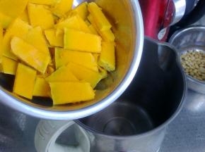 南瓜切片，放入豆浆机中。