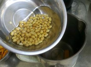 放入洗净、浸泡好的黄豆。