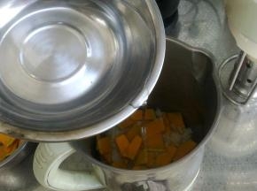 加入适量水到水位线上。