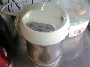 插上电源，按下豆浆机的功能键即可。