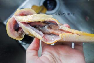 鱼剖开内脏洗净备用