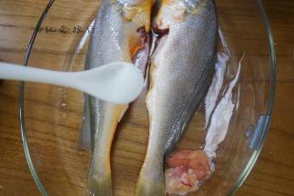 将一小勺盐均匀的抹在鱼身上