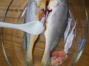 将一小勺盐均匀的抹在鱼身上