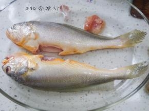 将鱼腌渍15分钟