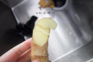 切几片姜放在鱼身上去腥蒸10分钟，倒掉蒸鱼的水备用， 看鱼的大小灵活调整蒸的时间，太久鱼肉会变老